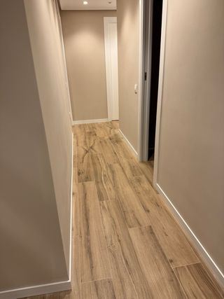 Suelo porcelánico imitación madera color nuez