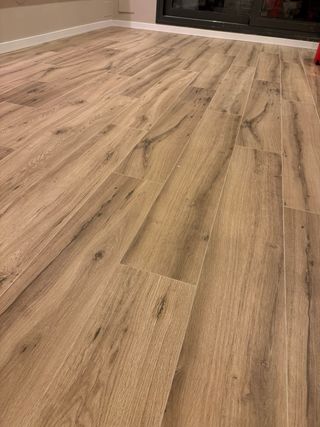 Suelo porcelánico imitación madera color nuez