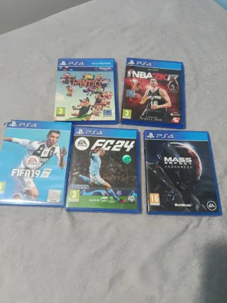 Consola PS4 + 2 Mandos (Negro y Rojo) 5 juegos