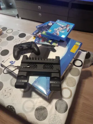 Consola PS4 + 2 Mandos (Negro y Rojo) 5 juegos