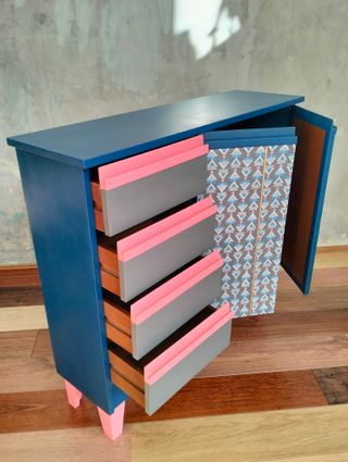 Cómoda azul y rosa con cajones y puertas