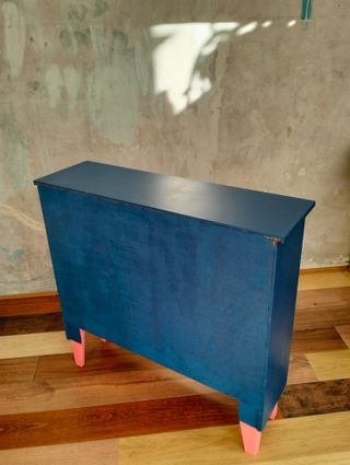 Cómoda azul y rosa con cajones y puertas