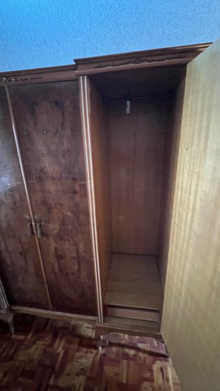 Armario antiguo de madera