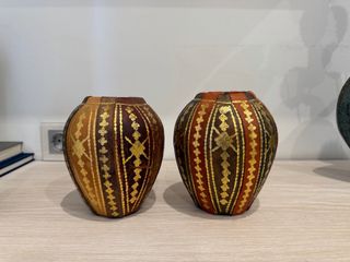 Coppia di vasi antichi in pelle marrone e oro