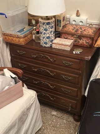 Cómoda antigua de madera y metal