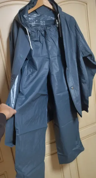 Chubasquero impermeable gris completo