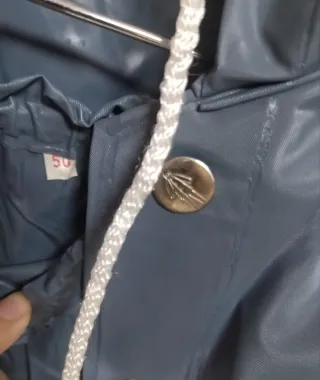 Chubasquero impermeable gris completo