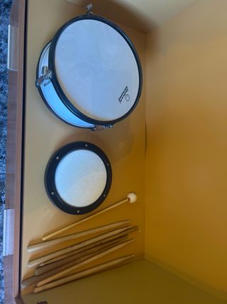 Tambor y caja sorda con baquetas