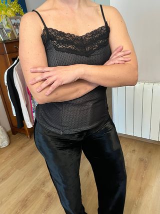 Top negro con tirantes y encaje