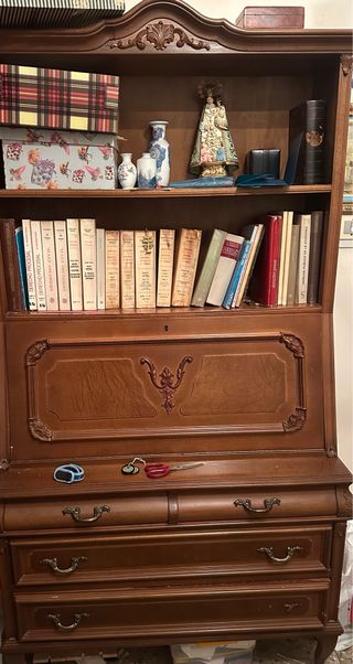 Escritorio antiguo de madera con cajones