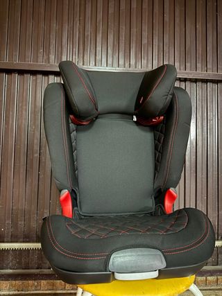 Silla de coche negra con detalles rojos Audi