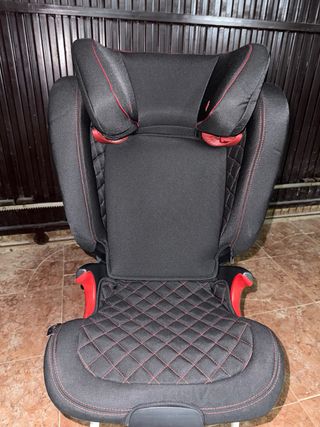 Silla de coche negra con detalles rojos Audi