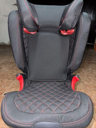 Silla de coche negra con detalles rojos Audi