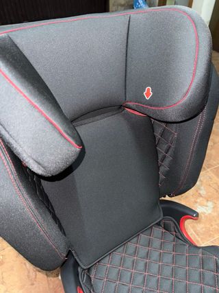 Silla de coche negra con detalles rojos Audi