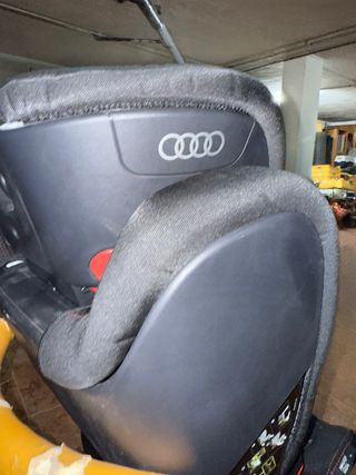 Silla de coche negra con detalles rojos Audi