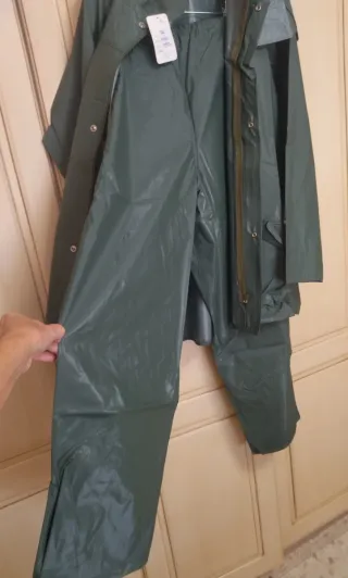 Chubasquero impermeable verde completo