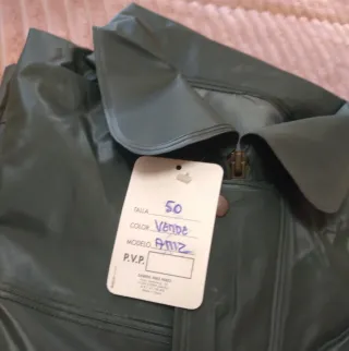 Chubasquero impermeable verde completo