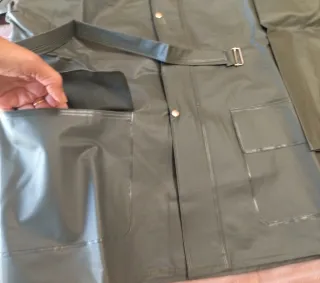 Chubasquero impermeable verde completo