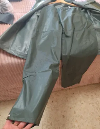 Chubasquero impermeable verde completo