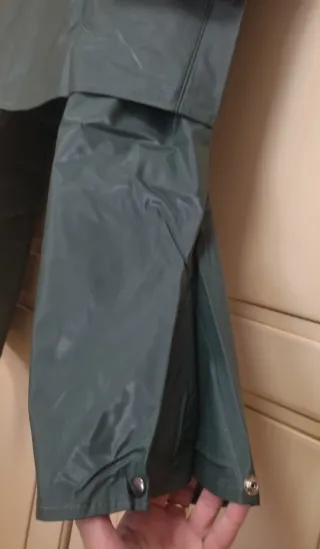 Chubasquero impermeable verde completo