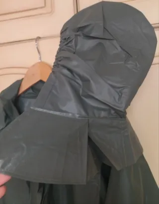 Chubasquero impermeable verde completo