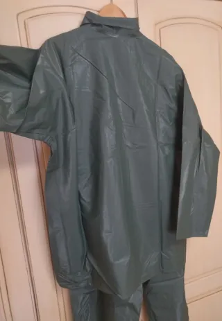 Chubasquero impermeable verde completo