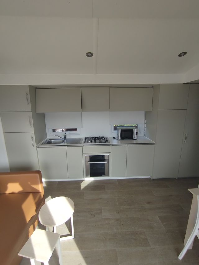 Mobil home con gran puerta