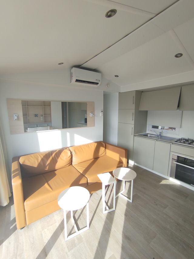 Mobil home con gran puerta