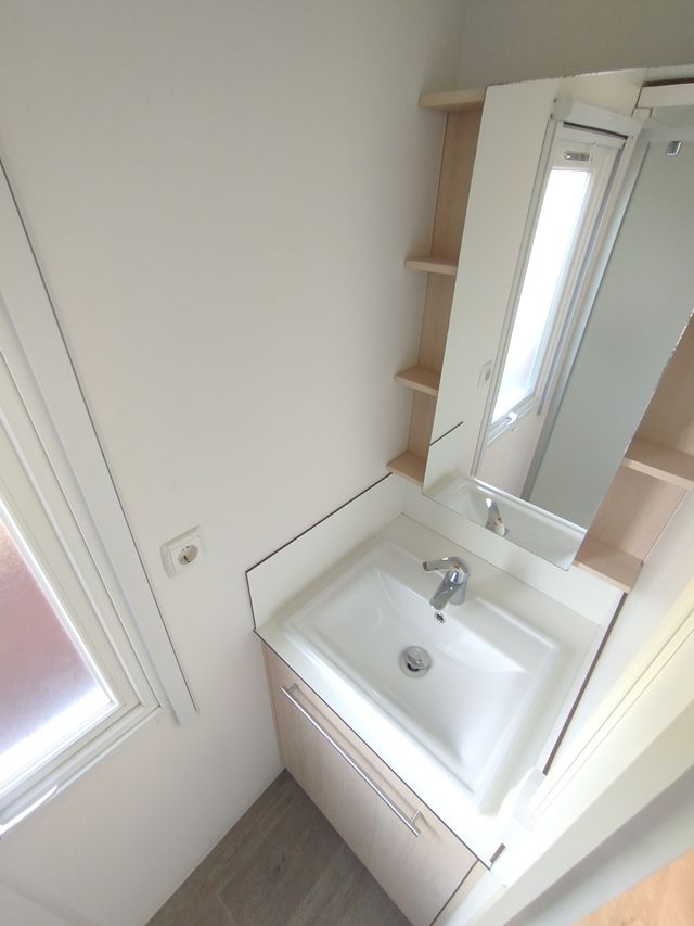 Mobil home con gran puerta