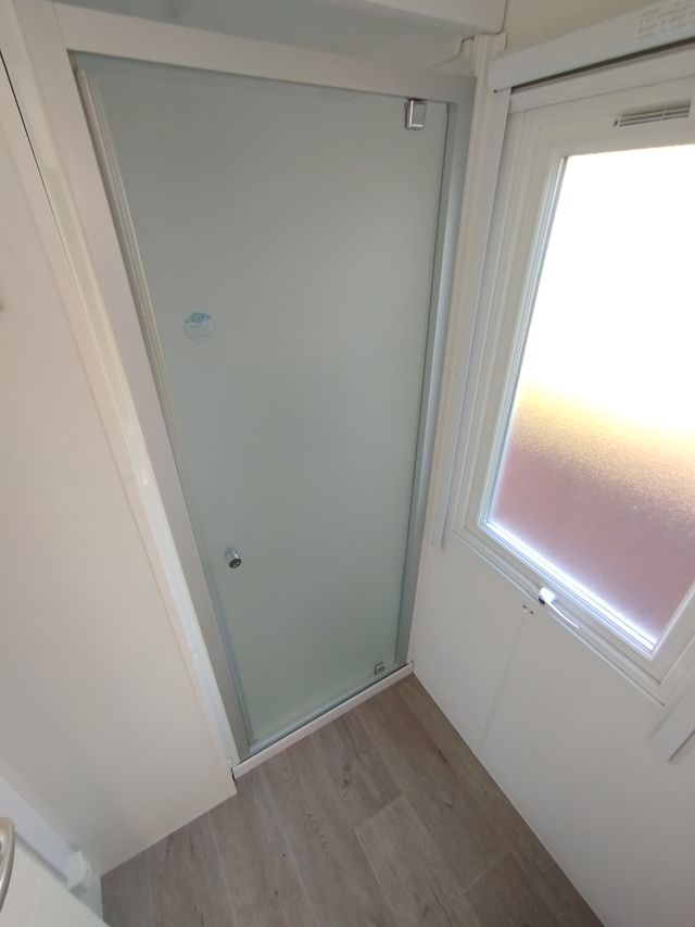 Mobil home con gran puerta