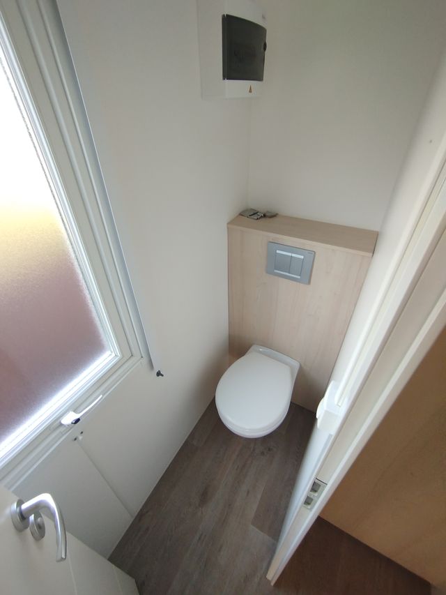 Mobil home con gran puerta