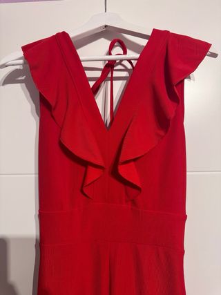 Mono rojo espalda descubierta volantes