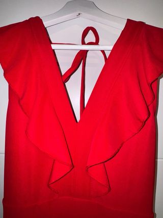 Mono rojo espalda descubierta volantes