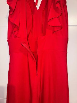 Mono rojo espalda descubierta volantes