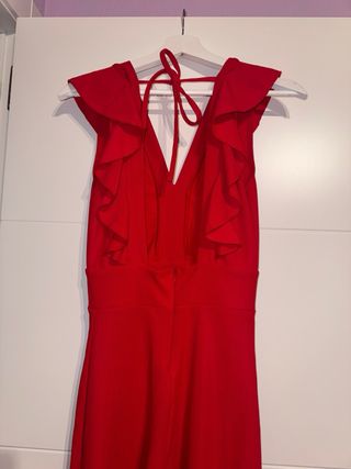 Mono rojo espalda descubierta volantes