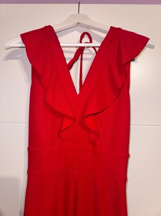 Mono rojo espalda descubierta volantes