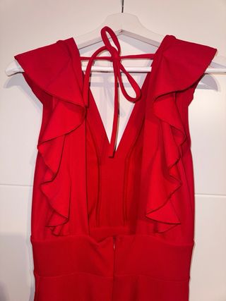 Mono rojo espalda descubierta volantes