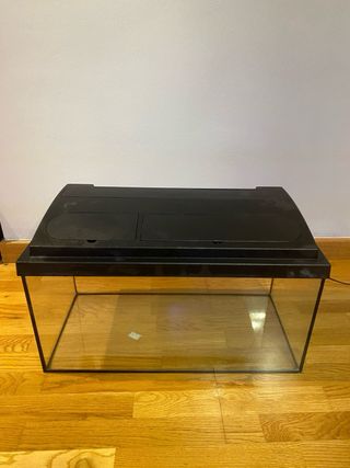 Pecera con tapa negra y luz