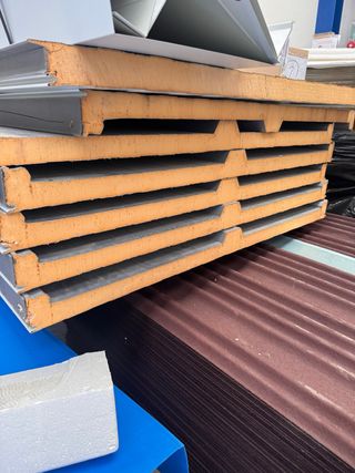 Panel sándwich aislante