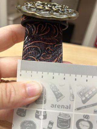 Cinturón de cuero con hebilla dorada