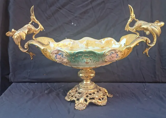 Frutero de Bronce con Figuras