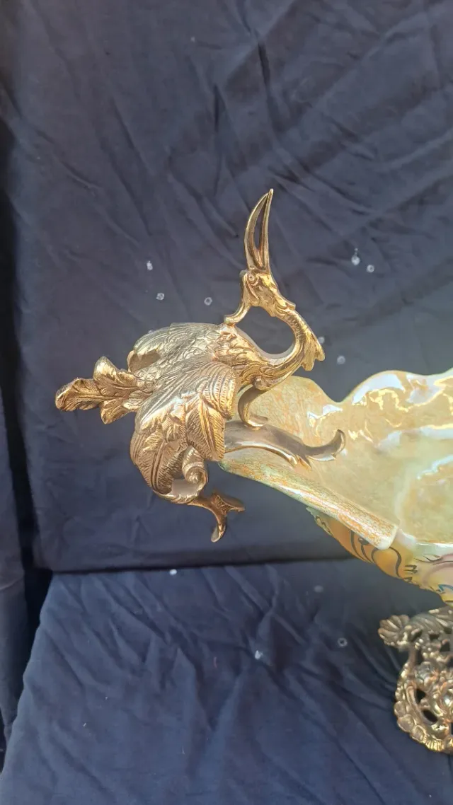 Frutero de Bronce con Figuras