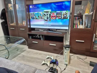 Xbox 360 con 38 juegos y 4 mandos