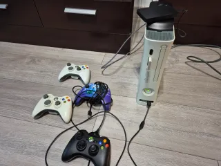 Xbox 360 con 38 juegos y 4 mandos