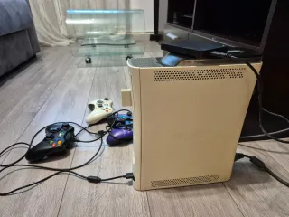 Xbox 360 con 38 juegos y 4 mandos