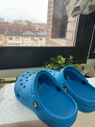 Crocs Azules talla 32-33