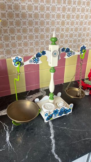 Balanza antigua decorada