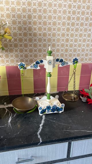 Balanza antigua decorada