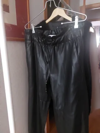 Pantalones Zara efecto piel negros Talla L