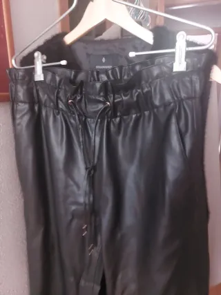 Pantalones Zara efecto piel negros Talla L